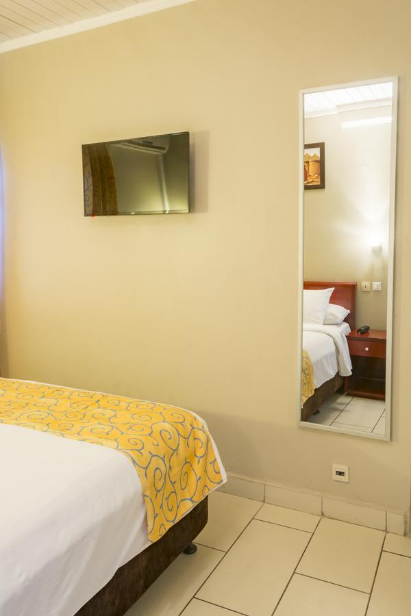 Hotel La Falaise Bonanjo Douala Bagian luar foto